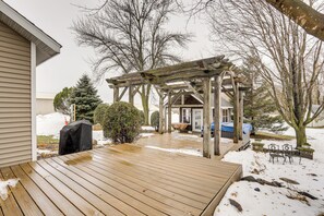 Terrace/patio - Getaway w/ Private Acreage in the Minneapolis Area (Loretto)