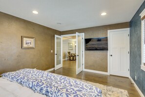 4 bedrooms, iron/ironing board, Internet, bed sheets - Getaway w/ Private Acreage in the Minneapolis Area (Loretto)