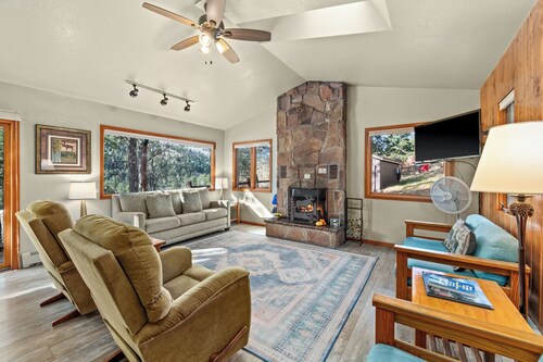 Spacious 1-bedroom cabin with king bed in Estes Park close to RMNP!