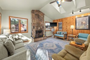 Living area - Spacious 1-bedroom cabin with king bed in Estes Park close to RMNP! (Estes Park)