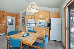 Private kitchen - Spacious 1-bedroom cabin with king bed in Estes Park close to RMNP! (Estes Park)