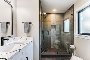 Hair dryer, towels - 1 Mi to Beach! Modern Tropical Retreat in Naples (Naples)