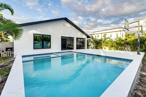 A heated pool - 1 Mi to Beach! Modern Tropical Retreat in Naples (Naples)