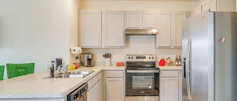 Kjøleskap, mikrobølgeovn, kokeplater og oppvaskmaskin