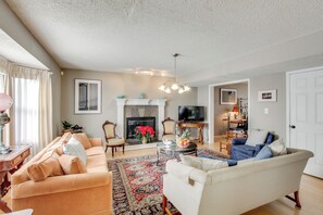 TV, books - 2 Mi to KU Campus: Group Getaway w/ Patio & Garden (Lawrence)