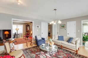 TV, books - 2 Mi to KU Campus: Group Getaway w/ Patio & Garden (Lawrence)