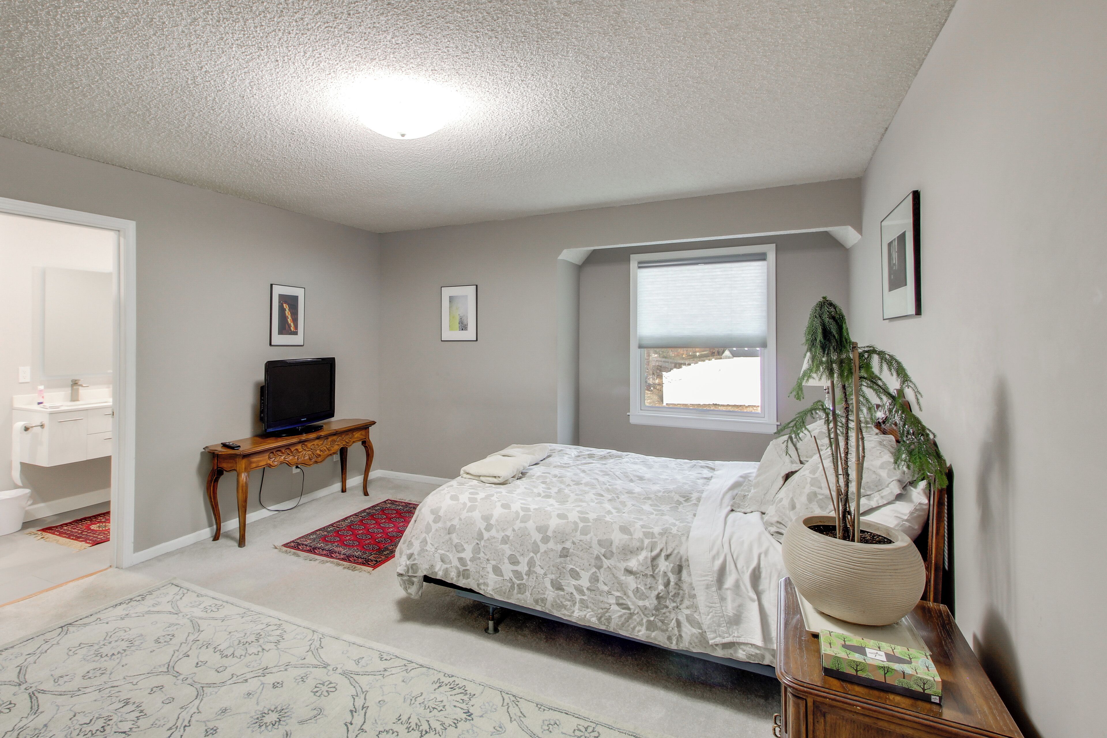 5 bedrooms, desk, iron/ironing board, Internet