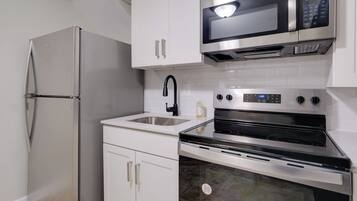 Réfrigérateur, micro-ondes, plaque de cuisson, cafetiÚre/bouilloire