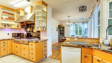 Réfrigérateur, micro-ondes, plaque de cuisson, lave-vaisselle