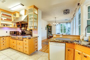 Kühlschrank, Mikrowelle, Herdplatte, Geschirrspüler