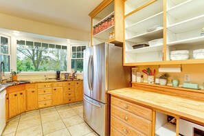 Refrigerador, microondas, placa de cocina, lavavajillas