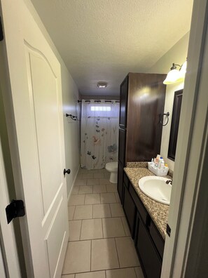 Down Stairs bathroom - Big Home right off I44 near Fort Leonard Wood (Saint Robert)