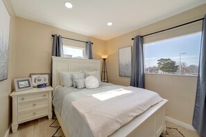 2 habitaciones, escritorio y tabla de planchar con plancha 