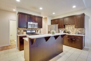 Fridge, microwave, stovetop, dishwasher - Walk to Autzen Stadium, 3 Mi to UO! Home w/ Patio (Eugene)