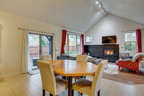 Interior - Walk to Autzen Stadium, 3 Mi to UO! Home w/ Patio (Eugene)