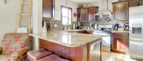 Geladeira, micro-ondas, cooktop, lava-louças