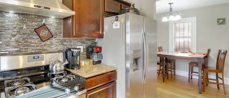 Frigorífico, microondas, placa de cocina y lavavajillas