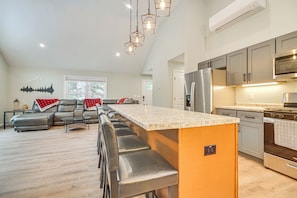 Fridge, microwave, stovetop, dishwasher - All-Season Adventure! Family Home in Bridgton (Bridgton)