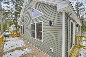 Terrace/patio - All-Season Adventure! Family Home in Bridgton (Bridgton)