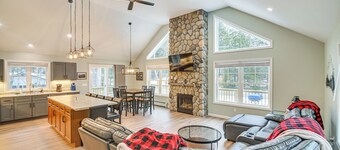 All-Season Adventure! Family Home in Bridgton