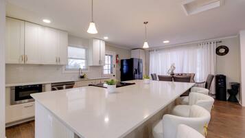 Fridge, microwave, stovetop, dishwasher