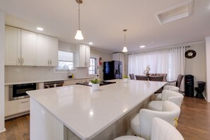 Fridge, microwave, stovetop, dishwasher