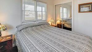 3 Schlafzimmer, Schreibtisch, Bügeleisen/Bügelbrett, Reisekinderbett