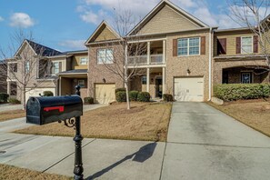 Exterior - World Cup 3BR Group Hub Near MARTA Rail to Stadium (Atlanta)