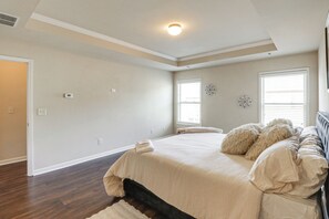 Desk, iron/ironing board, Internet, bed sheets - World Cup 3BR Group Hub Near MARTA Rail to Stadium (Atlanta)