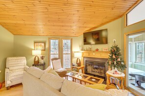 TV, fireplace, books - Hike & Golf! Family Home 15 Mi to Berkeley Springs (Hedgesville)