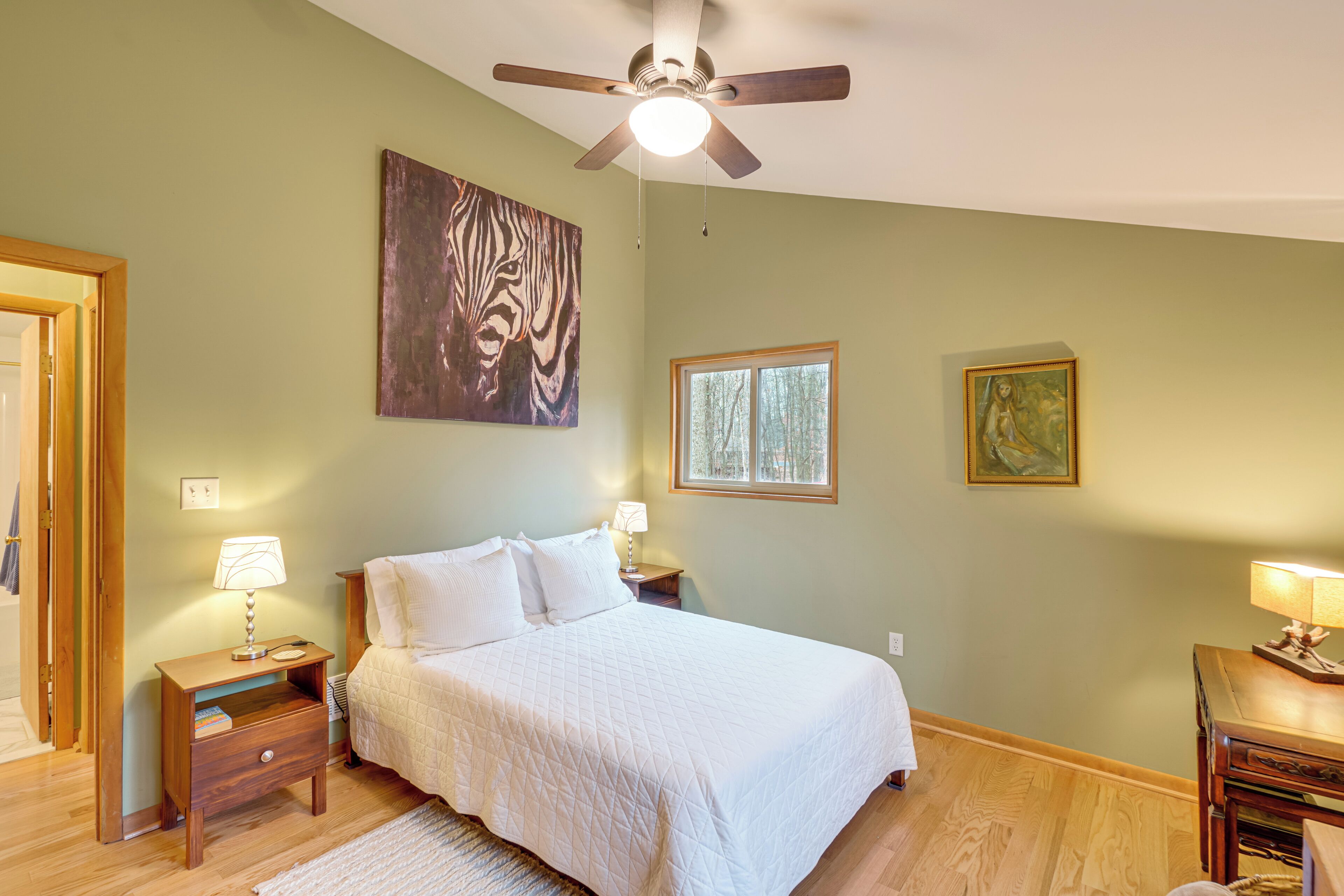 2 soverom, skrivebord, strykejern/-brett og internettilgang