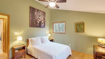 2 soverom, skrivebord, strykejern/-brett og internettilgang