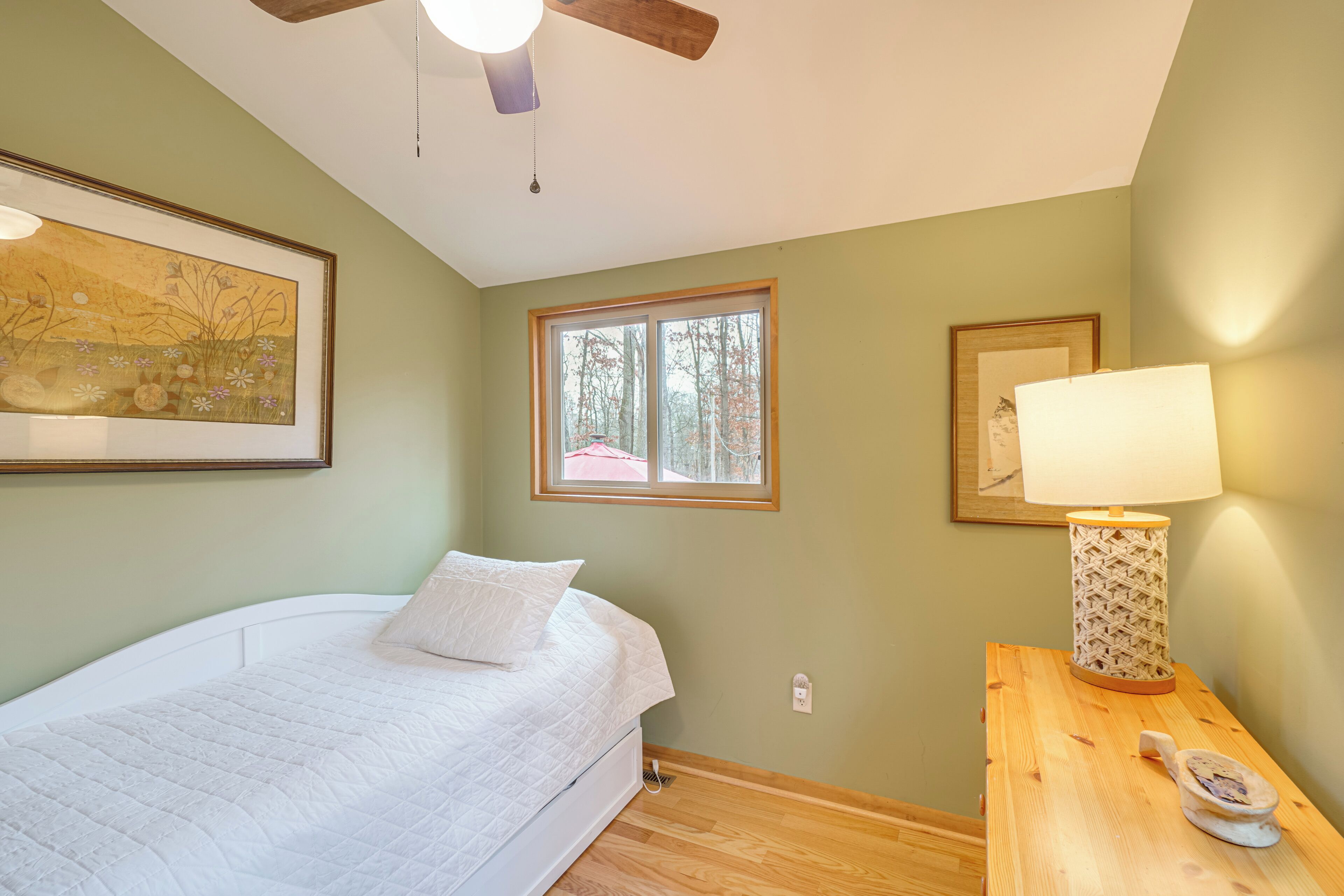 2 bedrooms, desk, iron/ironing board, internet