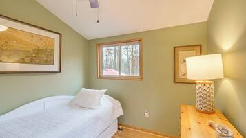 2 bedrooms, desk, iron/ironing board, internet