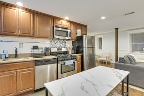 ثلاجة، ميكروويف، موقد طهي مسطح، غسالة أطباق