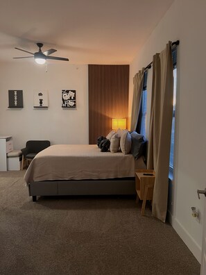 1 bedroom, WiFi, bed sheets - Top Floor Downtown 1BR, Stadium View, 5 Min Walk to Stadium (Atlanta)