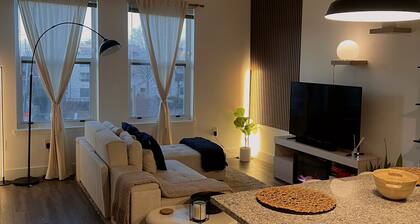 Top Floor Downtown 1BR, Stadium View, 5 Min Walk to Stadium