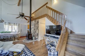 TV, books - Munds Park Forest-Front Cabin. Trail & ATV Access! (Munds Park)
