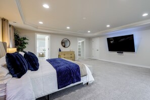 5 bedrooms, desk, iron/ironing board, internet