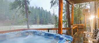 'White Water Lodge' Luxe Leavenworth Vacation Home