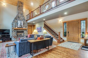 TV, fireplace, DVD player, books - 'White Water Lodge' Luxe Leavenworth Vacation Home (Leavenworth)
