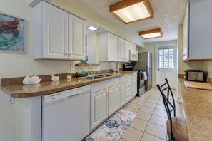 Coffee/tea maker, fridge, microwave, stovetop - 2 Mi to Manasota Key Beaches: Coastal Getaway (Englewood)