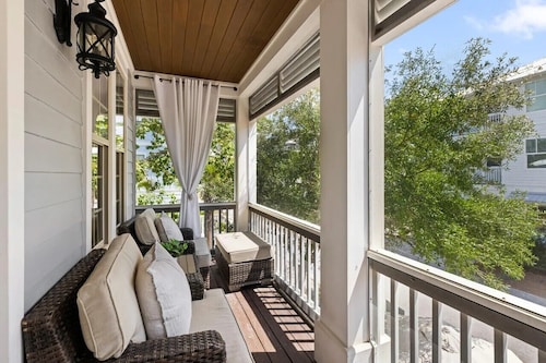 Sea La Vie- European 4Br/4Ba Oasis in Rosemary/Alys pool + Private Bch + Bikes