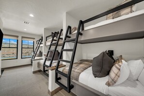 8 عدّة غرف نوم ومكتب ومكواة/لوح كي وسرير سفر