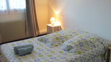 3 bedrooms, iron/ironing board, internet, bed sheets