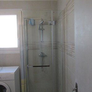 Shower, towels - Apartment 60 m square (Bompas)