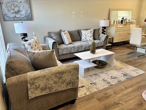 Living area - Peaceful gated retreat/Waterfront/Clubhouse (Bradenton)