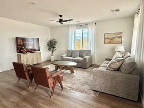 Smart-tv och ett bordtennisbord