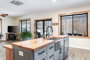 Microwave, oven, stovetop, dishwasher - Lovely 2-bedroom cottage in charming Wintergreen Ski Resort Community (Nellysford)