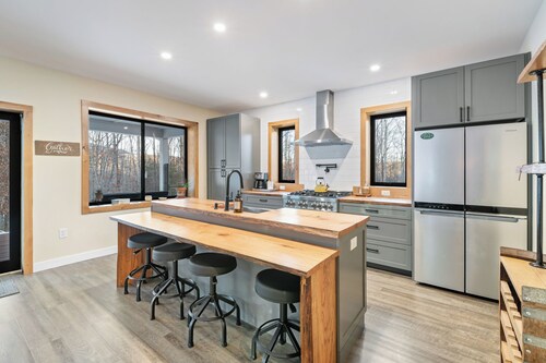 Lovely 2-bedroom cottage in charming Wintergreen Ski Resort Community